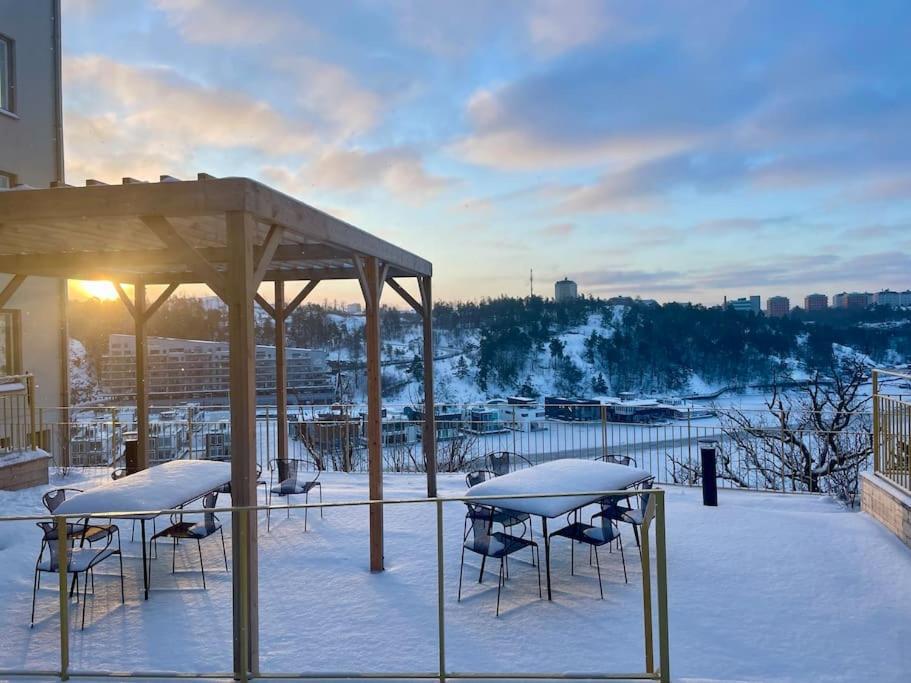 Newly Built Bright Apartment, Close To Everything If You Want To Visit Stockholm, You Will Find The Perfect Accommodation Here! Ferry Line 80 Makes It Very Convenient And Easy To Get To The City Center ナッカ エクステリア 写真