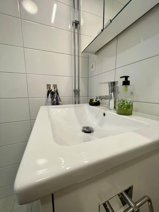 Newly Built Bright Apartment, Close To Everything If You Want To Visit Stockholm, You Will Find The Perfect Accommodation Here! Ferry Line 80 Makes It Very Convenient And Easy To Get To The City Center ナッカ エクステリア 写真