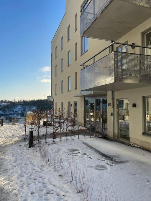 Newly Built Bright Apartment, Close To Everything If You Want To Visit Stockholm, You Will Find The Perfect Accommodation Here! Ferry Line 80 Makes It Very Convenient And Easy To Get To The City Center ナッカ エクステリア 写真