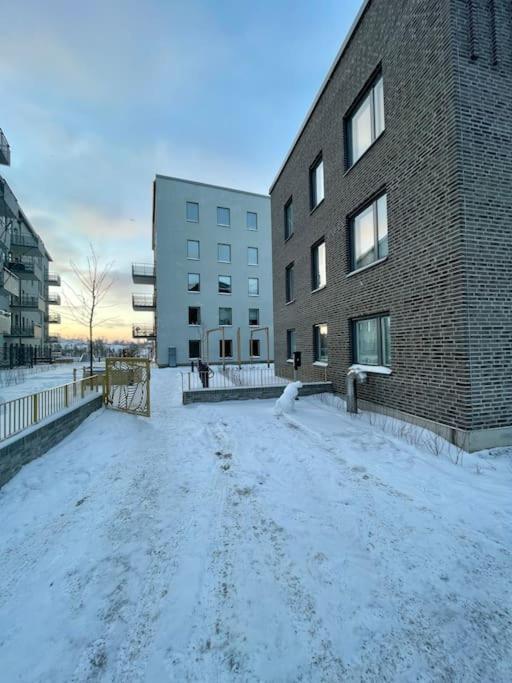Newly Built Bright Apartment, Close To Everything If You Want To Visit Stockholm, You Will Find The Perfect Accommodation Here! Ferry Line 80 Makes It Very Convenient And Easy To Get To The City Center ナッカ エクステリア 写真