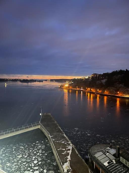 Newly Built Bright Apartment, Close To Everything If You Want To Visit Stockholm, You Will Find The Perfect Accommodation Here! Ferry Line 80 Makes It Very Convenient And Easy To Get To The City Center ナッカ エクステリア 写真
