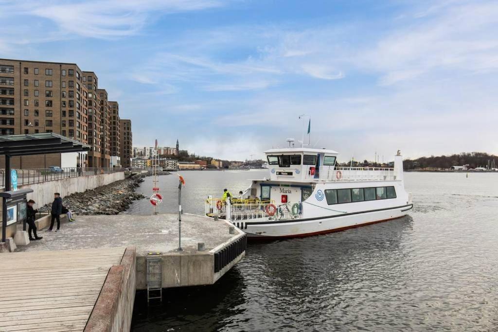 Newly Built Bright Apartment, Close To Everything If You Want To Visit Stockholm, You Will Find The Perfect Accommodation Here! Ferry Line 80 Makes It Very Convenient And Easy To Get To The City Center ナッカ エクステリア 写真